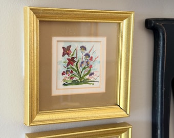 Cuadros florales vintage en acuarela enmarcados / Juego de 2 mini obras de arte floral originales / Marcos dorados / Decoración de pared estilo cottagecore / Decoración de jardín inglés