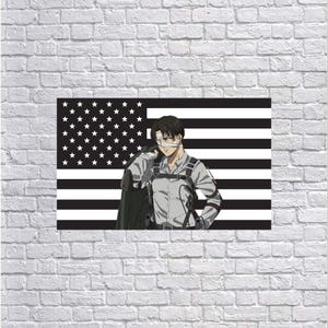 Op de afbeelding: Een rechthoekige poster met een anime-personage met donker haar en een wit verband over één oog. Het personage draagt een lichtgekleurd overhemd en donkere harnasuitrusting. De achtergrond is een zwart-witte versie van de Amerikaanse vlag.