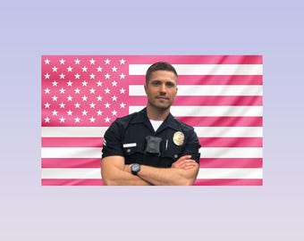 Tim Bradford Wandteppich mit der amerikanischen Flagge - The Rookie Wall Art Decor | Ästhetische TV Show Room Flagge Geschenk