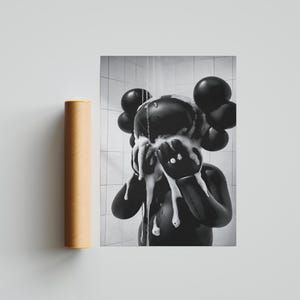Kaws On The Shower Poster, Black Kaws Figure Print, Minimalist Hypebeast Bathroom Wall Art, Funny Kaws Decor bild 3