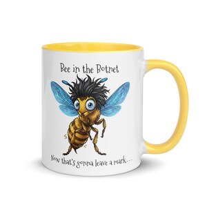 Kubek „Pszczoła w botnecie” — zabawny prezent technologiczny — kubek dla programisty — humor o cyberbezpieczeństwie — kubek z cytrynowożółtym wnętrzem — wyjątkowy prezent dla geeków