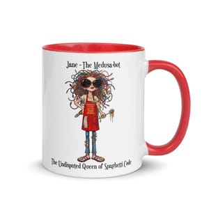 Op de afbeelding: Witte keramische mok met een rode binnenkant en handvat. De mok heeft een cartoon illustratie van een vrouw met spaghettiharen, een zonnebril en een rode schort. Tekst op de mok luidt "Jane - The Medusa-bot" en "The Undisputed Queen of Spaghetti Code."