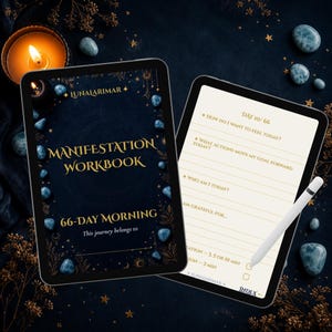 Puede incluir: Dos tabletas sobre un fondo azul oscuro. Una tableta muestra el texto "Manifestation Workbook" y "66-Day Morning". La otra muestra una página de diario diario con indicaciones. Un lápiz óptico blanco descansa sobre la segunda tableta. También hay una vela encendida y piedras decorativas.