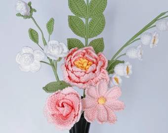Ramo de flores de ganchillo hecho a mano: peonía, rosa, cosmos, lirio del valle y mini rosas.