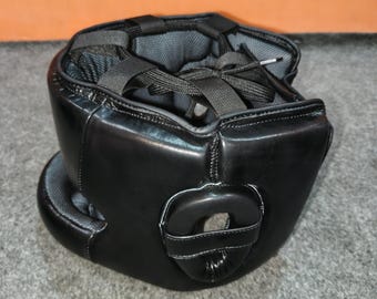 Protetor de cabeça para boxe com proteção para o nariz.