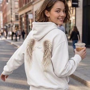 Sudadera con capucha de alas de ángel etéreas para mujer, sudadera con estampado celestial, sudadera con capucha de estética espiritual, regalo de jersey con alas boho, sudadera con capucha con estampado de ángel imagen 1