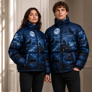 Könnte beinhalten: Eine dunkelblaue Steppjacke mit durchgehendem Frontreißverschluss, hohem Kragen und einem Grafikdruck, der eine nächtliche Szene mit Vollmond, silhouettierten Bäumen, sitzenden Raben und einer gotischen Burg mit gelb leuchtenden Fenstern zeigt.