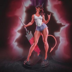 Puede incluir: Una figura de demonio de piel roja con cuernos, orejas puntiagudas y cola, que viste una camiseta sin mangas blanca y pantalones cortos de mezclilla azul claro. La figura sostiene un arma grande y puntiaguda sobre una base circular con aura.