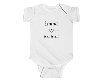 Gepersonaliseerde babyromper, aangepaste naam babyromper, Is So Love Newborn-outfit, babyshowercadeau, minimalistisch hart Coming Home-babykleding
