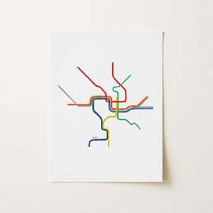 Puede incluir: Una impresión rectangular blanca que presenta un diseño de mapa de tránsito estilizado. El gráfico consta de varias líneas que se cruzan en rojo, naranja, azul, amarillo, verde y gris, creando un patrón de red sobre un fondo blanco liso.