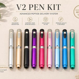 Könnte beinhalten: Eine Auswahl an V2 PEN KITs in verschiedenen Farben, darunter Silber, Gold, Schwarz, Lila, Pink, Hellrosa, Hellblau, Dunkelblau und Türkis. Die Stifte sind in einer Reihe angeordnet, mit dem Text "V2 PEN KIT" oben.