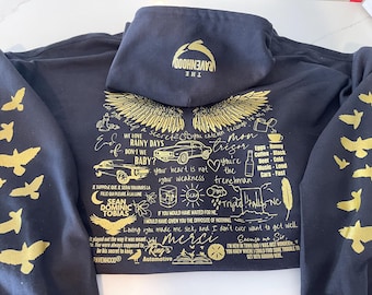 Camiseta licenciada da série Ravenhood | Produtos oficiais dos livros de Kate Stewart | A série Ravenhood | Sean | Dom | Bando | Êxodo | Dias chuvosos | Dias ensolarados