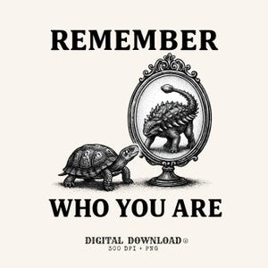 Könnte beinhalten: Schwarz-Weiß-Illustration mit einer Schildkröte, die ihr Spiegelbild in einem Spiegel betrachtet, in dem ein Dinosaurier zu sehen ist. Der Text oben lautet "REMEMBER", und der Text unten lautet "WHO YOU ARE".