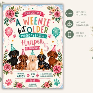 Op de afbeelding: Een uitnodigingssjabloon voor een verjaardagsfeestje met vijf teckels die kleurrijke feesthoedjes dragen. De tekst luidt: Join us for a weenie bit older birthday party! Harper is turning 5. Inclusief bloemaccenten, ballonnen en pootafdrukken.