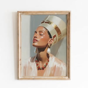 Puede incluir: Retrato enmarcado de una mujer con una tocado dorado y crema, pendientes de perlas y un collar de cuentas rojas y verdes. Los ojos de la mujer están cerrados y está bañada por la luz del sol. La obra de arte está en un marco dorado.