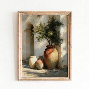 Puede incluir: Pintura enmarcada que representa una escena exterior soleada con una gran maceta de terracota que contiene un pequeño árbol. Dos macetas más pequeñas de color crema y una maceta marrón están cerca. La obra de arte tiene una estética rústica y envejecida, con sombras suaves y una paleta de colores cálidos.