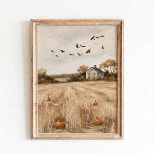 Puede incluir: Un cuadro de paisaje enmarcado que muestra un campo de trigo dorado con calabazas naranjas dispersas, una granja rústica entre árboles y una bandada de pájaros negros volando sobre un cielo nublado y apagado, con un estilo texturizado.