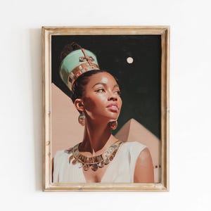 Puede incluir: Retrato enmarcado de una mujer con una tiara turquesa y dorada, pendientes dorados y un collar dorado. La mujer está representada con un vestido blanco, con un fondo oscuro y pirámides a lo lejos.