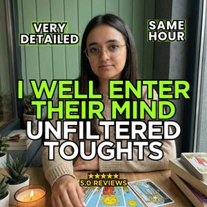 Può includere: Immagine di una persona con occhiali e il testo: "I well enter their mind unfiltered thoughts." Il testo aggiuntivo dice "Very Detailed" e "Same Hour." Carte dei tarocchi e una candela accesa sul tavolo.