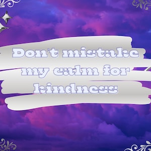 Puede incluir: Impresi&oacute;n digital con un fondo de nubes moradas y azules. El texto "Don't mistake my calm for kindness" est&aacute; escrito en azul claro sobre una pancarta blanca. Estrellas y adornos plateados enmarcan la imagen.