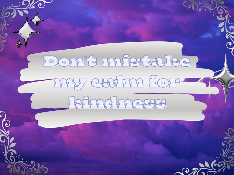 Puede incluir: Impresi&oacute;n digital con un fondo de nubes moradas y azules. El texto "Don't mistake my calm for kindness" est&aacute; escrito en azul claro sobre una pancarta blanca. Estrellas y adornos plateados enmarcan la imagen.