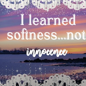 Puede incluir: Impresi&oacute;n art&iacute;stica digital que muestra una puesta de sol sobre el agua con el texto "I learned softness...not innocence" en blanco. La imagen est&aacute; enmarcada con un borde blanco decorativo.