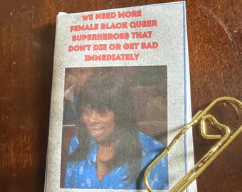 Fanzine de superhéroes queer negros / Lámina artística de representación feminista LGBTQ