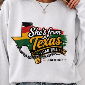 Ona jest z Teksasu, mogę powiedzieć PNG, projekt mapy Afryki Południowej na Juneteenth, grafika do pobrania w formacie cyfrowym z pękniętym łańcuchem na Dzień Wolności