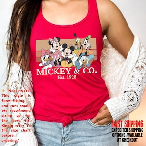 Puede incluir: Una taza de cer&aacute;mica blanca con un asa negra y el texto "But First, Coffee" en un estilo manuscrito. La taza est&aacute; sobre una superficie blanca. La taza mide aproximadamente 10 cm de alto.