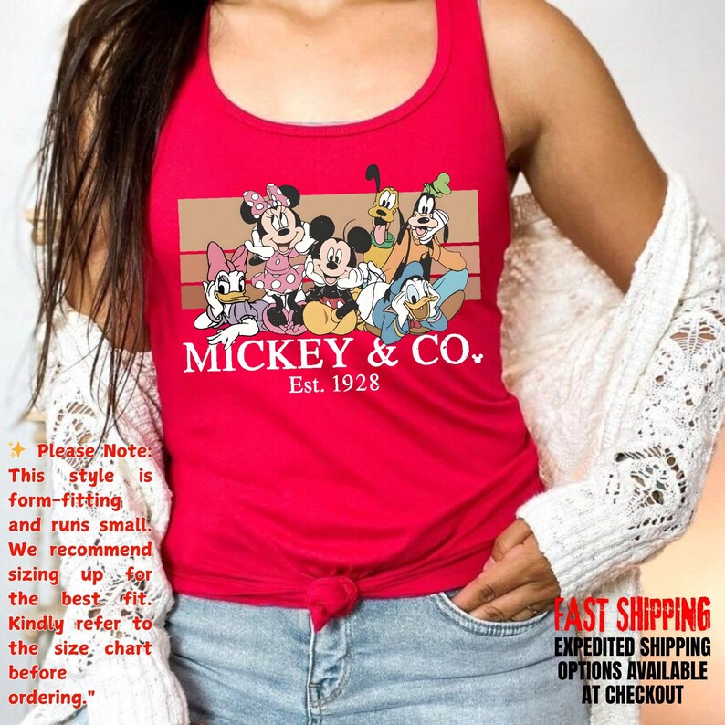 Puede incluir: Una taza de cer&aacute;mica blanca con un asa negra y el texto "But First, Coffee" en un estilo manuscrito. La taza est&aacute; sobre una superficie blanca. La taza mide aproximadamente 10 cm de alto.