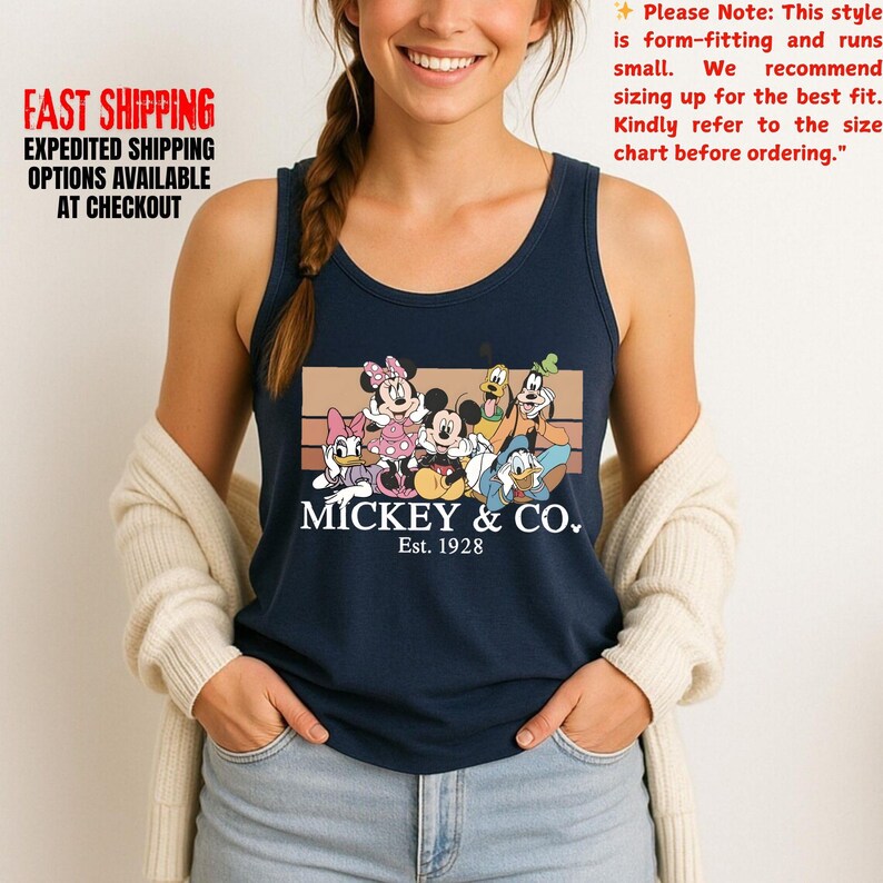 Puede incluir: Camiseta sin mangas azul marino con un gr&aacute;fico de Mickey Mouse y sus amigos, con el texto "Mickey & Co. Est. 1928". La camiseta sin mangas tiene el texto "FAST SHIPPING EXPEDITED SHIPPING OPTIONS AVAILABLE AT CHECKOUT" en el lado izquierdo.