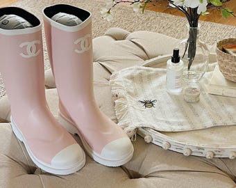 Bezaubernde rosa Regen-Stiefel