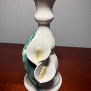 Vaso per fiori vintage in ceramica artistica, realizzato a mano e firmato da Jana Kausalik.