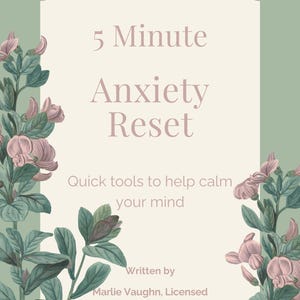 Może przedstawiać: Okładka książki z tytułem "5 Minute Anxiety Reset" w miękkiej, eleganckiej czcionce. Okładka zawiera kwiatowe ilustracje w kolorze różowym i zielonym, z podtytułem "Quick tools to help calm your mind". Wyświetlane jest również nazwisko autora.