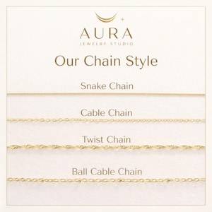 K&ouml;nnte beinhalten: Grafik von Aura Jewelry Studio mit vier goldfarbenen Kettenarten: Schlangenkette, Kabelkette, Twist-Kette und Kugel-Kabelkette. Der Text "Our Chain Style" steht &uuml;ber den Kettenbeispielen. Das Logo zeigt einen Mond und einen Stern.