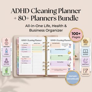 Puede incluir: Conjunto de tres jarrones de cerámica blanca de distintas alturas. Los jarrones tienen un acabado mate y un diseño texturizado con estrías. Dispuestos sobre una superficie neutra.