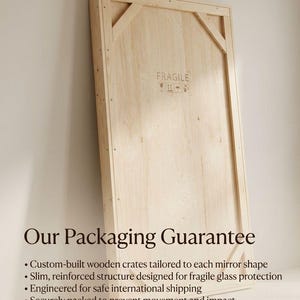 Puede incluir: Caja de madera clara con el texto "FRAGILE" y "Nuestra garant&iacute;a de embalaje". La caja est&aacute; dise&ntilde;ada para proteger art&iacute;culos fr&aacute;giles durante el env&iacute;o. La caja tiene una estructura reforzada.