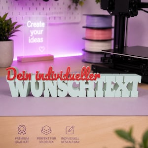 Könnte beinhalten: Ein 3D-gedrucktes Schild mit dem roten Schreibschrift-Text "Dein individueller" über dem hellgrünen Blockbuchstaben-Text "WUNSCHTEXT". Das Schild steht auf einer flachen Oberfläche, darunter Symbole für Premium-Qualität, 3D-Druck und individuelle Gestaltung.