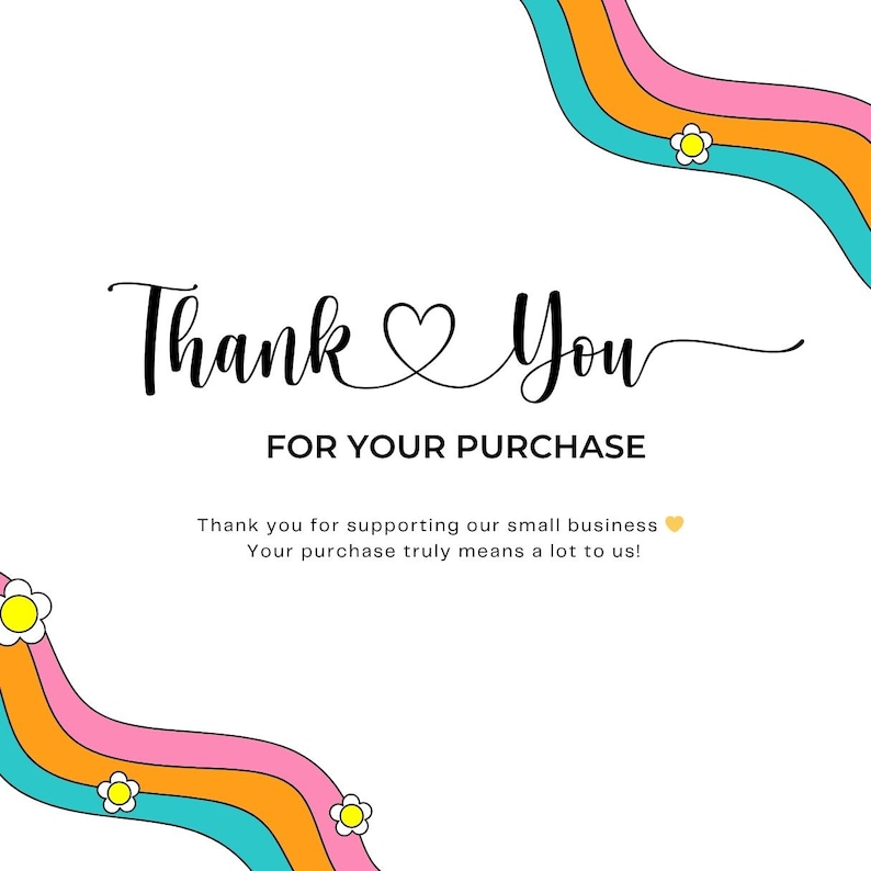 Op de afbeelding: Een witte achtergrond met de woorden "Thank You" in een scriptlettertype, met "FOR YOUR PURCHASE" eronder. Kleurrijke golvende lijnen in roze, oranje en blauw met madeliefjesaccenten omlijsten de tekst. De boodschap drukt dankbaarheid uit voor een aankoop.