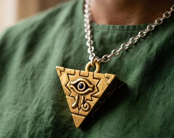 Collar con colgante de pirámide vintage de oro y plata y rompecabezas del milenio de anime.