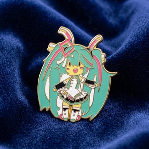 Spilla smaltata Teal Twin Tails – Spilla anime Virtual Idol, spilla da bavero per zaino, giacca, vestiti, distintivo Kawaii, regalo per fan di anime e musica