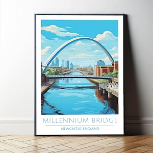 Puede incluir: Una impresión artística enmarcada del Puente del Milenio en Newcastle, Inglaterra. La imagen presenta un río azul, un gran puente de arco blanco y un paisaje urbano bajo un cielo azul con nubes. El texto "MILLENNIUM BRIDGE" y "NEWCASTLE, ENGLAND" está en la parte inferior.