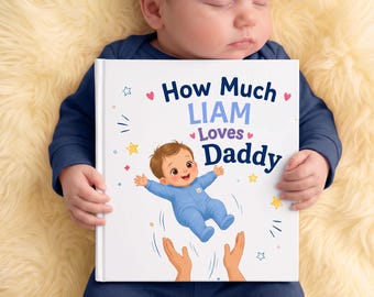 Puede incluir: Un libro de tapa dura blanco titulado How Much LIAM Loves Daddy, con una ilustración de dibujos animados de un bebé con un mameluco azul siendo levantado por unas manos, rodeado de pequeñas estrellas y corazones coloridos.