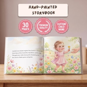 Puede incluir: Un libro de cuentos pintado a mano de 30 p&aacute;ginas, calidad premium y opci&oacute;n de nombre de ni&ntilde;o personalizado. El libro abierto muestra una ilustraci&oacute;n en acuarela de un ni&ntilde;o peque&ntilde;o con vestido rosa en un campo de flores con texto impreso.