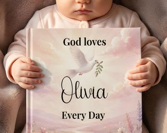 Può includere: Un libro quadrato con copertina rigida rosa chiaro che raffigura una colomba bianca con un ramoscello d'ulivo verde. Il testo recita God loves Olivia Every Day. Lo sfondo mostra un paesaggio delicato con nuvole e fiori selvatici rosa.