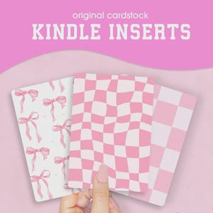 Könnte beinhalten: Drei Kindle-Einsätze mit rosa und weißen Designs. Ein Einsatz zeigt ein Muster aus rosa Schleifen auf weißem Hintergrund. Ein anderer hat ein rosa-weißes Schachbrettmuster. Der dritte Einsatz hat ein verblasstes rosa-weißes Schachbrettmuster. Der Text "original cardstock" und "KINDLE INSERTS" steht oben.