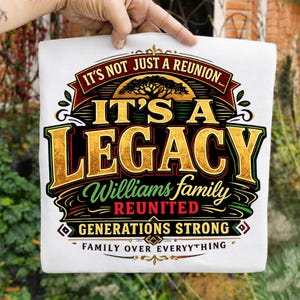Peut inclure: Un t-shirt blanc avec un motif graphique portant le texte IT'S NOT JUST A REUNION. IT'S A LEGACY, Williams family REUNITED, GENERATIONS STRONG, et FAMILY OVER EVERYYTHING, orné d'une silhouette d'arbre et de couleurs dorées, rouges et vertes.