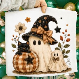 Peut inclure: Un tissu blanc avec une illustration imprimée d'un grand fantôme portant un chapeau de sorcière noir avec un nœud rayé, un petit fantôme avec un nœud papillon, un chat noir sur une citrouille à carreaux, une fleur et des feuilles d'automne.