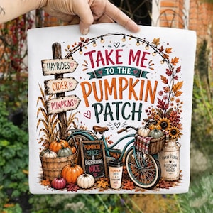 Peut inclure: Un sac fourre-tout blanc orné d'un motif automnal coloré avec un panneau en bois indiquant Hayrides, Cider et Pumpkins. Le design comprend un vélo bleu sarcelle, un panier de citrouilles, une tasse à café et le texte Take Me To The Pumpkin Patch.