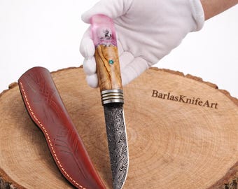 Jaktkniv i damaskusstål, handtag i olivträ i epoxi, dödskalledetalj, campingverktyg för bushcraft